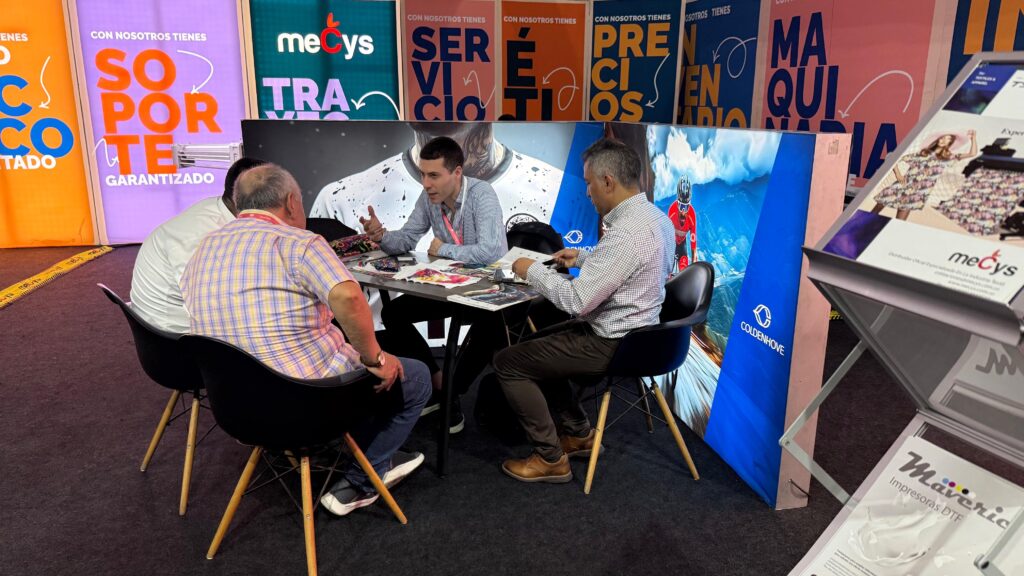 Asesoría técnica a clientes en el stand de MECYS